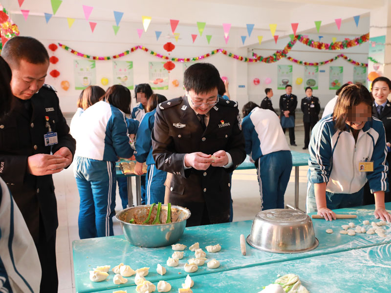 （用）省司法廳戒毒管理局局長(zhǎng)段劍平（中）同干警、戒毒學(xué)員一起包餃子。
