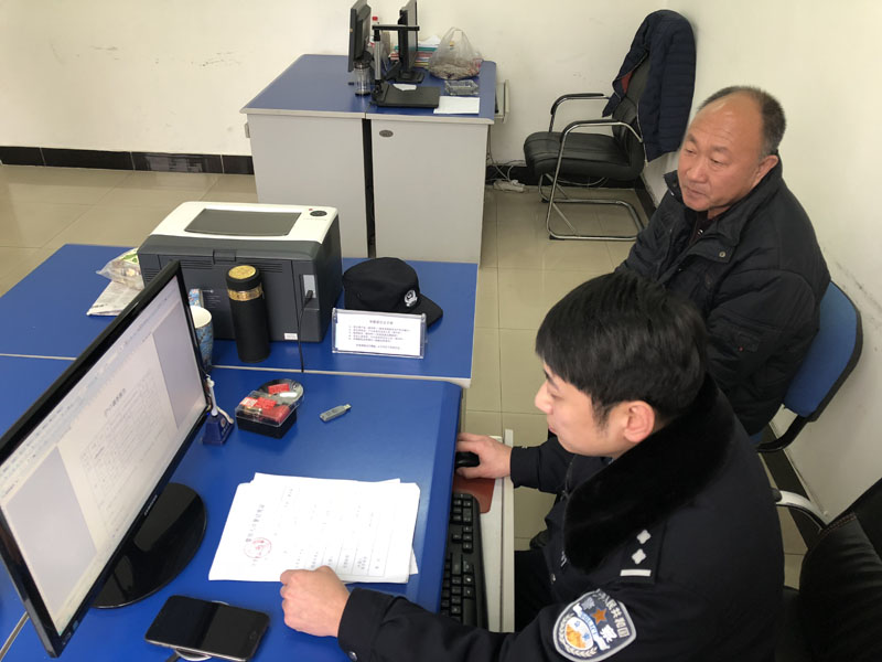 圖三午飯時，民警給居民辦理落戶口