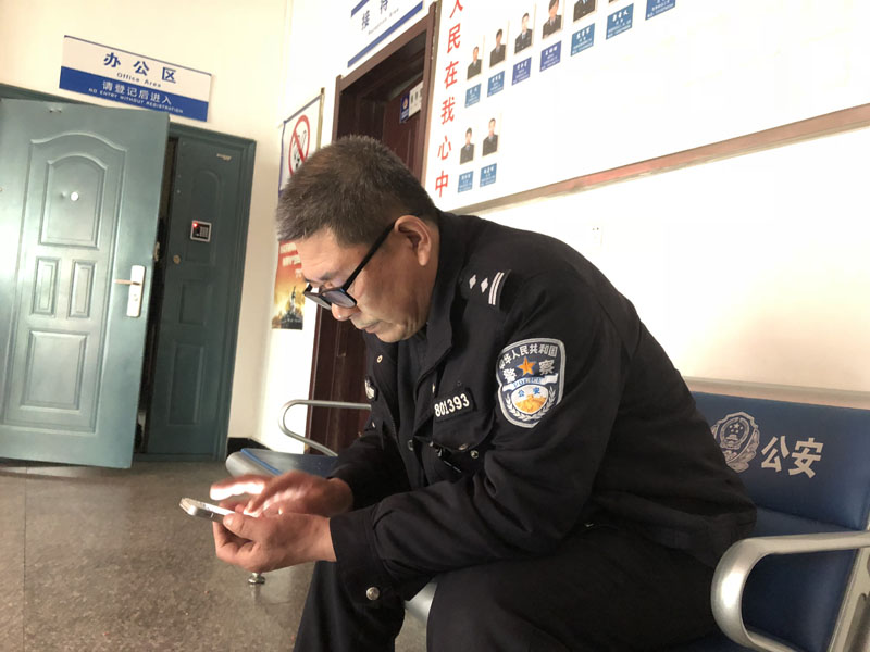 圖六結束一天工作，老民警董紹印坐下休息