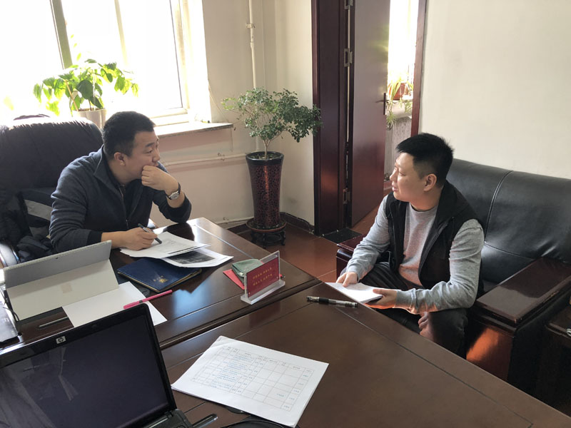 圖一基礎大隊長向副支隊長唐躍宇匯報案情