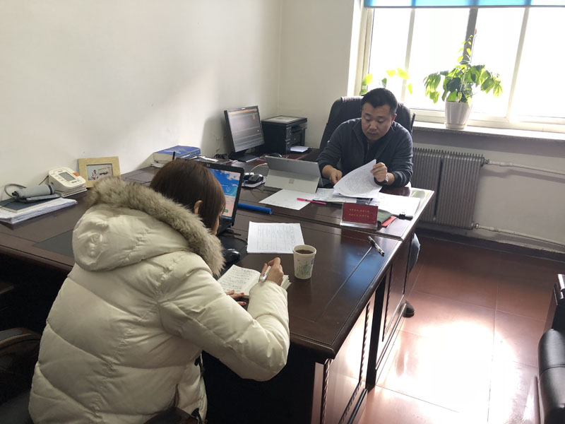 圖三唐躍宇向記者簡單介紹當天工作