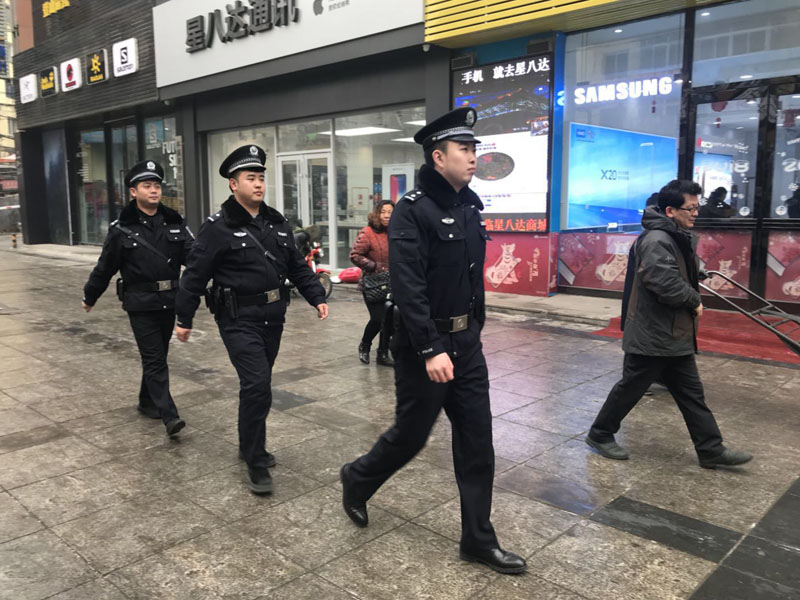 王帥（中）和自己的同事在轄區內的商業街巡邏