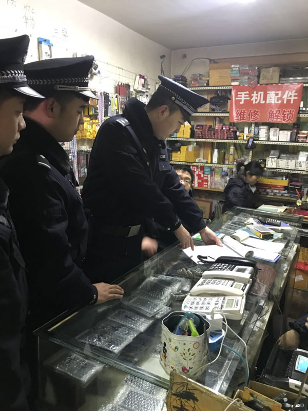 王帥（左二）和同事在附近商戶和居民區內巡邏，詢問情況