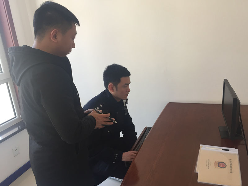 記者與民警調取視頻監控