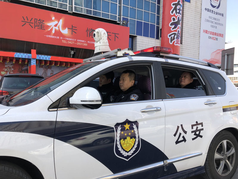 圖十 民警在巡邏中，定點停留