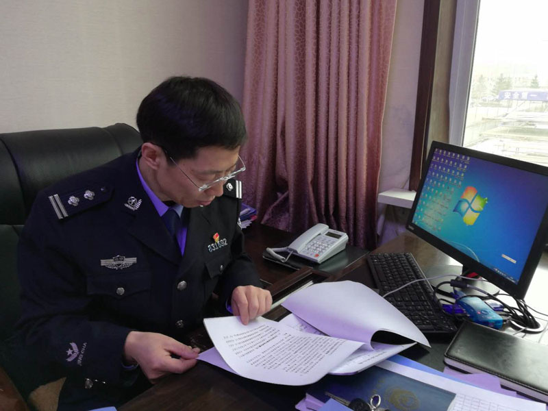 圖二，社區警務大隊大隊長張宏偉翻閱文件