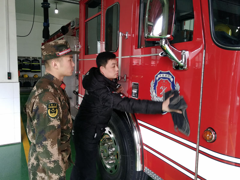 記者在消防官兵的”監督“下擦車