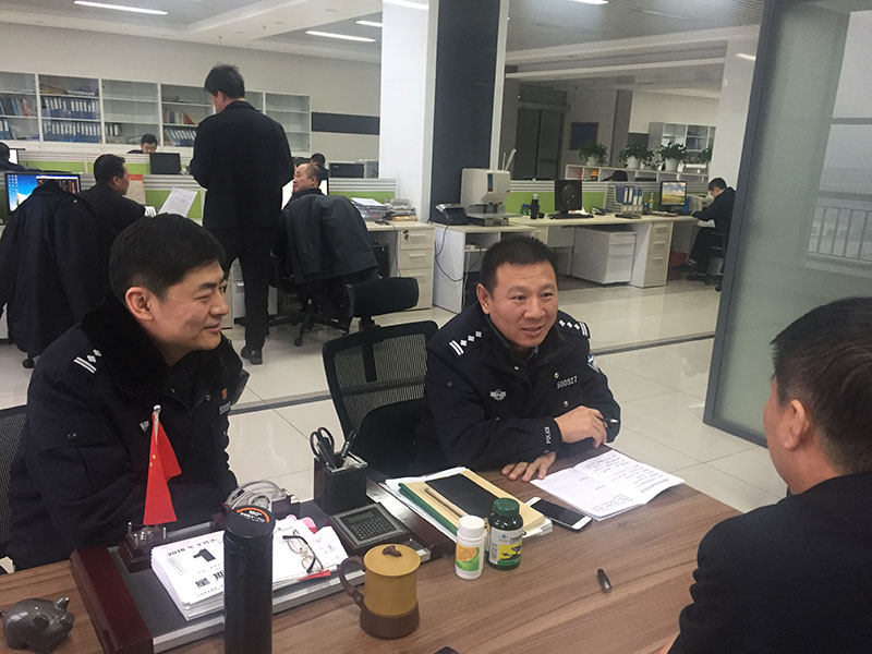平山大隊大隊長馮林（左二）走訪企業征求意見