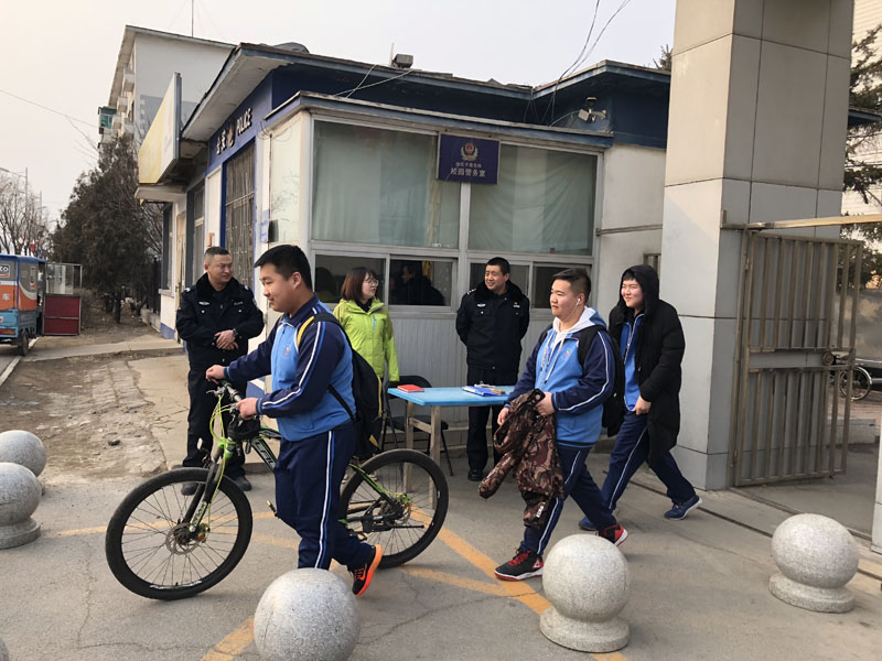 （圖三）記者在校門口站崗，守衛校園安全