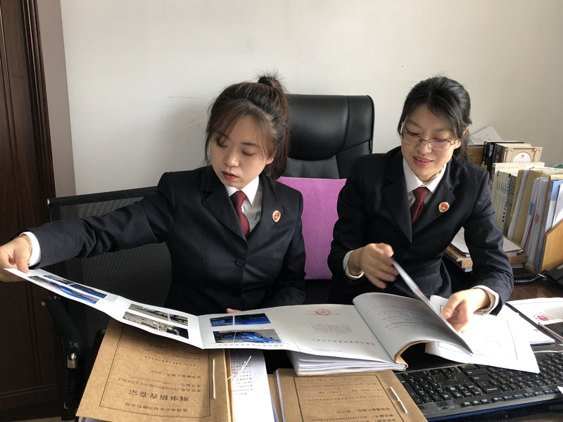 圖一：陳月（右一）告訴記者（左一）如何審查、分析案卷。