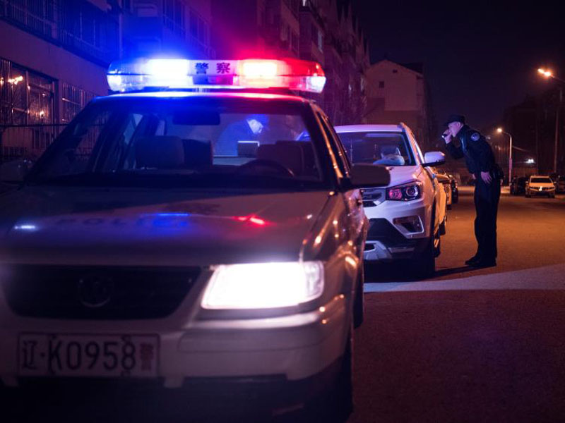 （圖一）夜晚，民警需要對路邊車輛進行巡查保障人民財產安全
