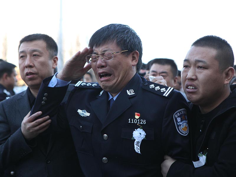 鐵骨錚錚的警察父親李浩，望著兒子的遺像再也控制不住自己的眼淚，英雄的父親給兒子敬禮