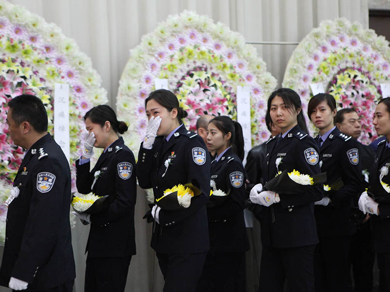 刑警學院的同學們手捧鮮花痛別戰友