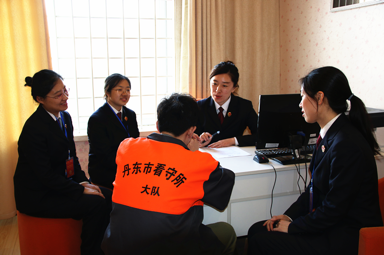 辦案人對未成年人小桐進(jìn)行心理測評和心理疏導(dǎo)