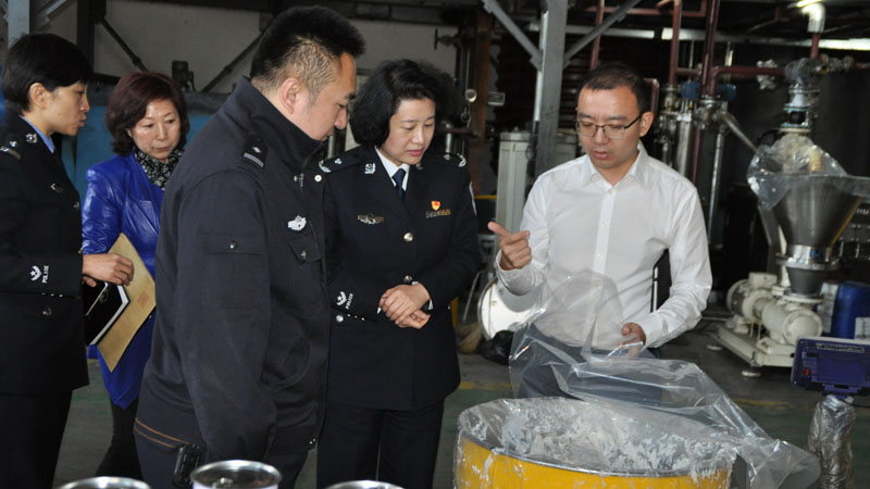 頭題配片 出入境管理局荀偉局長（右二）進企業提供精準服務1