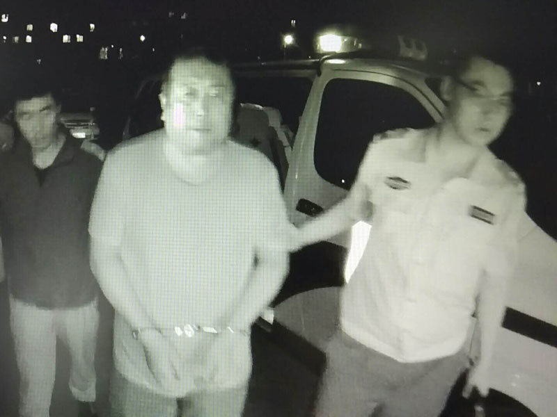 接到舉報后，法庫縣人民法院執(zhí)行局迅速出動，控制住被執(zhí)行人任立新