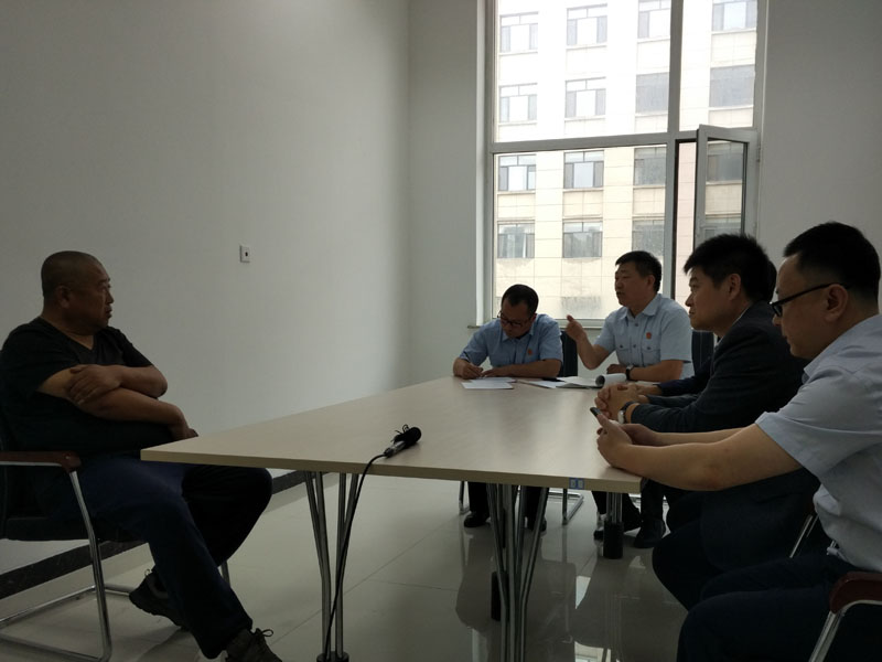 法庫縣人民法院執(zhí)行局組織申請執(zhí)行人與被執(zhí)行人見面，敦促被執(zhí)行人履行還款義務(wù)