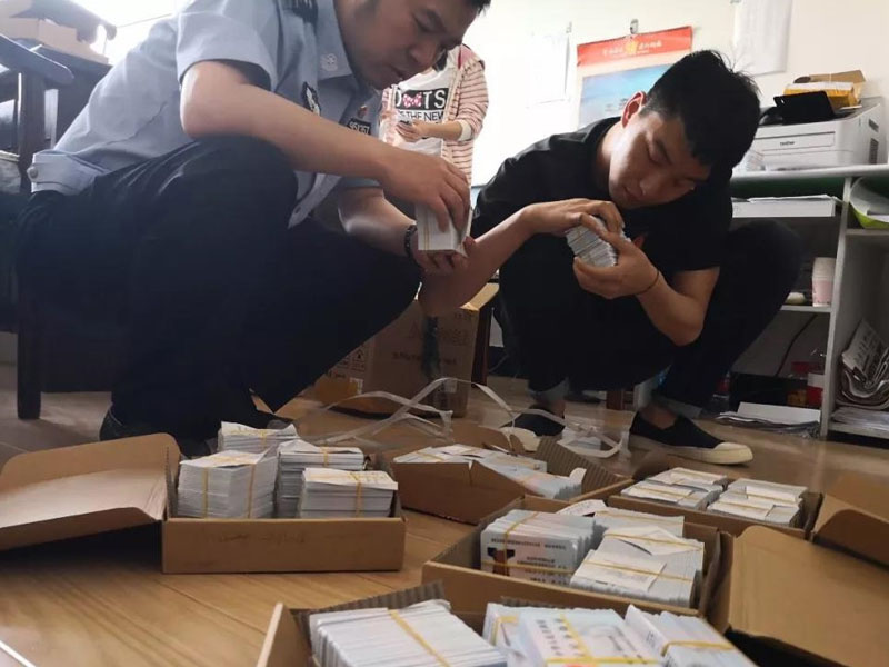 民警迅速尋找5名考生的身份證件，并及時(shí)送到考生手中