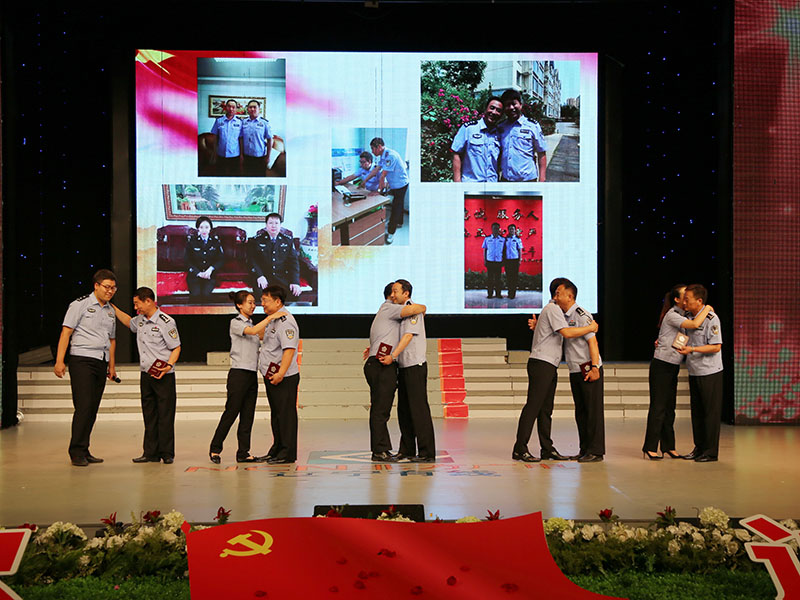 （圖八）上陣父子兵，并肩作戰，用青春熱血展現了一代代人民警察薪火相傳，用平凡奉獻書寫了“人民公安為人民”的無悔忠誠