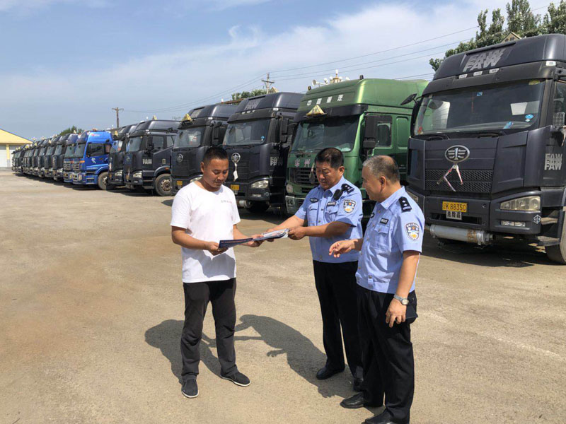 民警對企業車輛的安全管理臺賬、車輛信息臺賬等相關內容進行了詳細檢查，