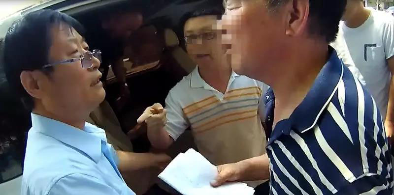 “老賴”李某（右一）被強制拘傳