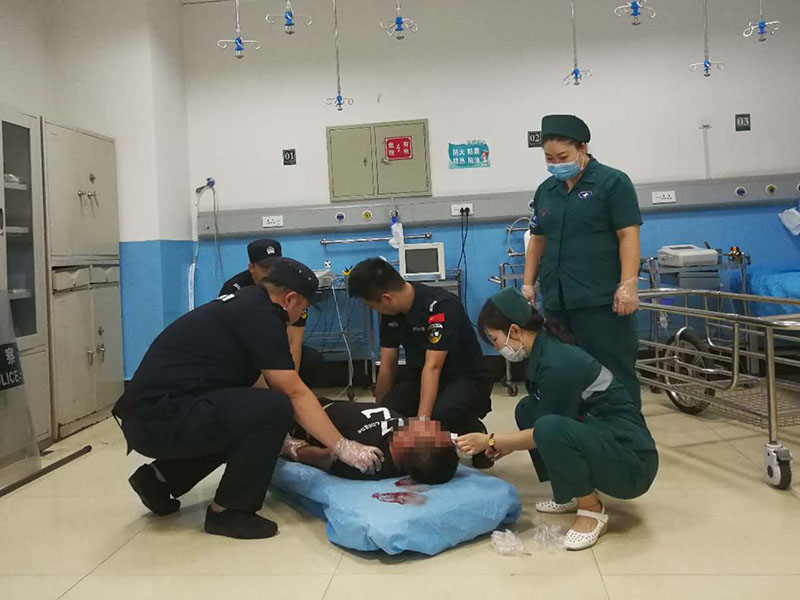 巡特警隊員幫醫(yī)護人員為醉酒男子治療
