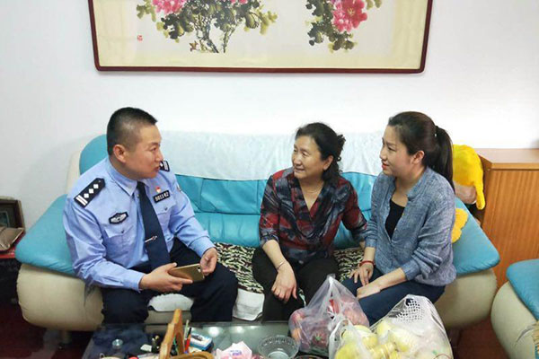 東興派出所領導與民警家屬進行溝通