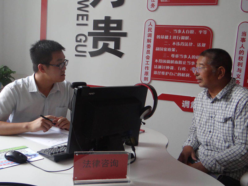同心苑社區居民在同律師咨詢法律問題