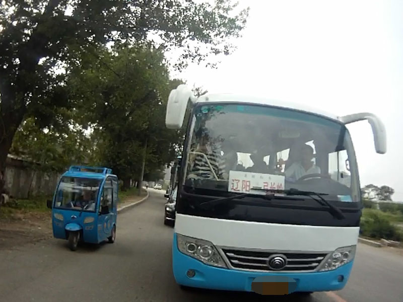 核載19人的客運車多載了一個人，其中一名乘客蹲在過道上，被交警發現