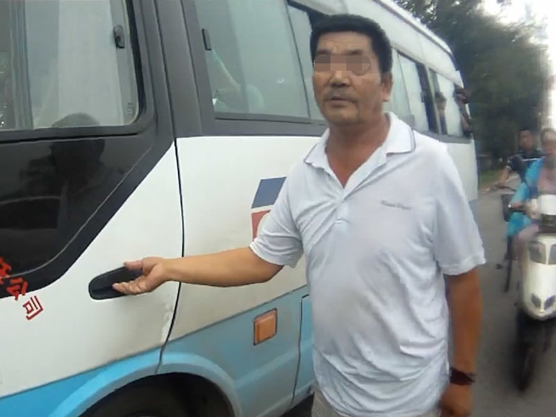 現場，司機李某不配合交警執法