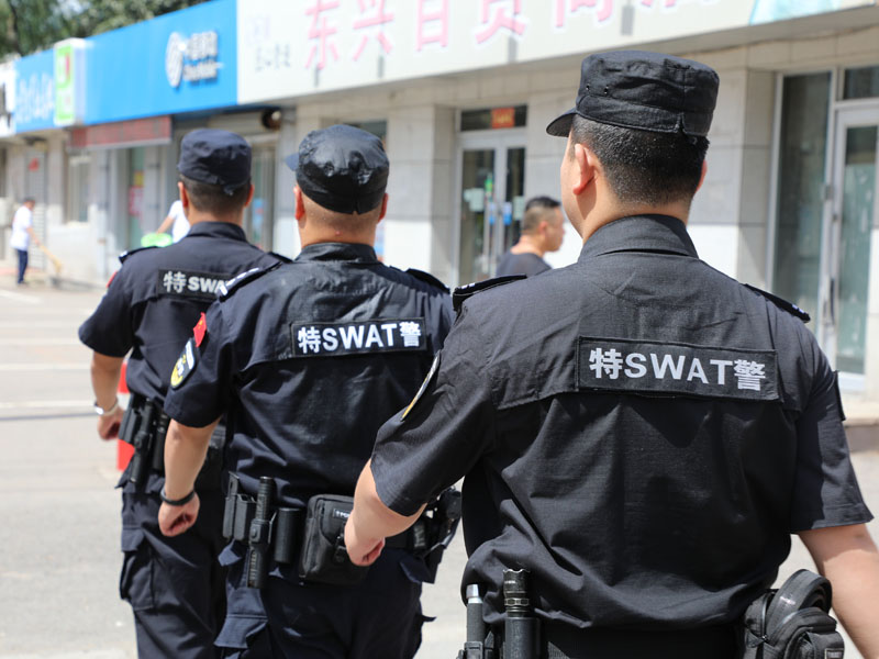 烈日下，巡特警隊員身上的汗水浸濕了警服