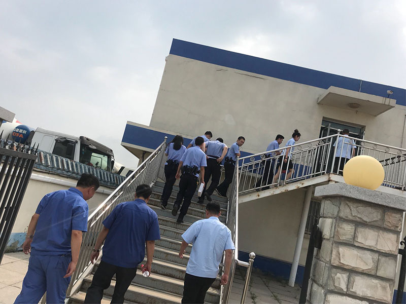 執行干警們突擊搜查