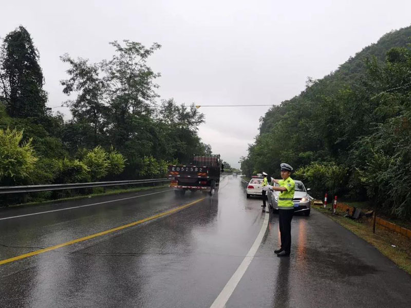 交警在雨中積極聯系車主