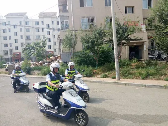 臥龍派出所摩托車小隊正在進行巡邏