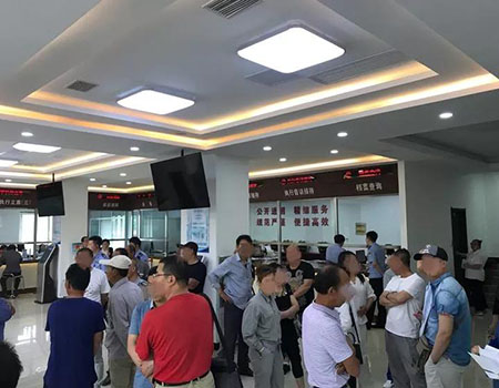 數十名原告在焦急等待