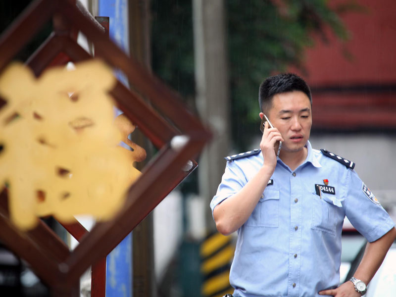王一鳴在社區巡查時街道居民報警電話，他的手機號就是“社區的110”（建議大圖）