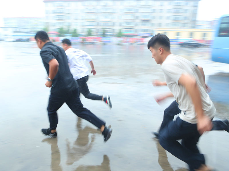 壓題（放大）民警抓捕毒販現場