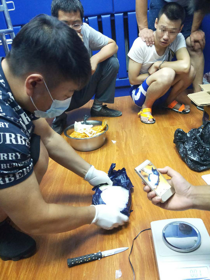 民警打開包裹，當場繳獲冰毒996