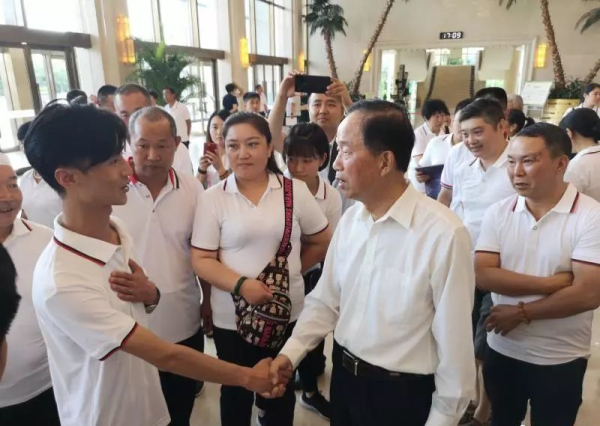 賈春旺理事長同在寧夏健康療養的英模家屬代表親切交談1_編輯