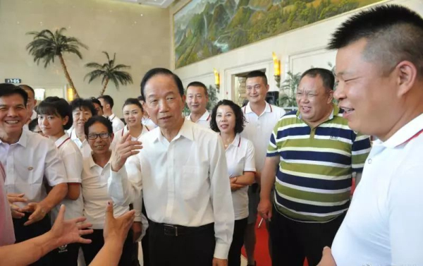 賈春旺理事長同在寧夏健康療養的英模家屬代表親切交談_編輯