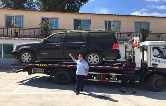 承辦法官指揮扣押車輛現場