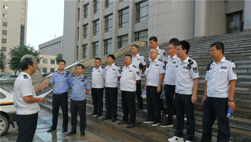 岫巖法院執行局負責人閆永剛為干警們部署工作
