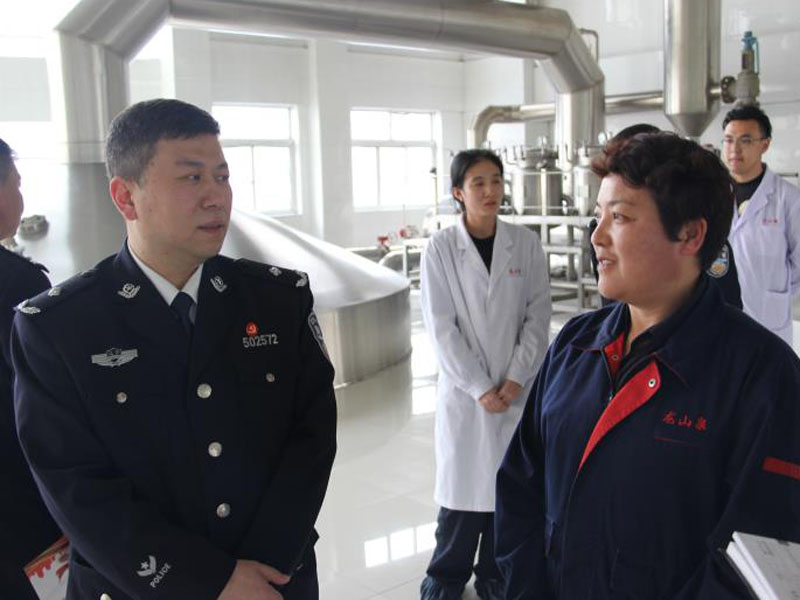 宮愛軍（左）走訪企業