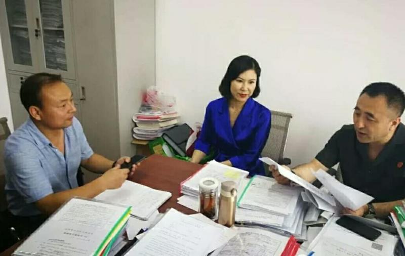 沈陽市沈河區人民法院法官路東波（右一）在辦案
