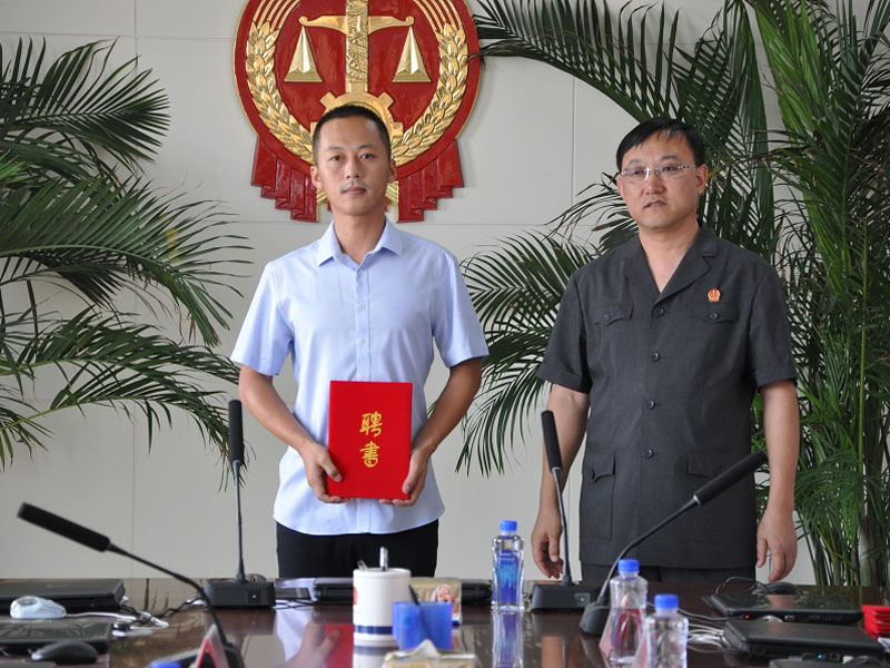 北鎮(zhèn)法院黨組書記、院長張春風(fēng)(右)為特聘人大代表監(jiān)督員頒發(fā)聘書1