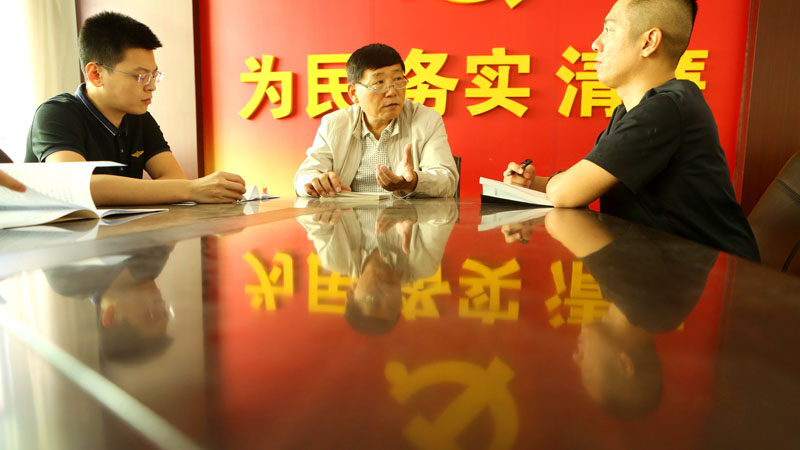 省法律服務行業黨建工作指導服務中心工作人員討論工作
