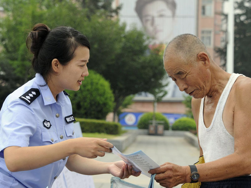民警向市民發放掃黑除惡宣傳單