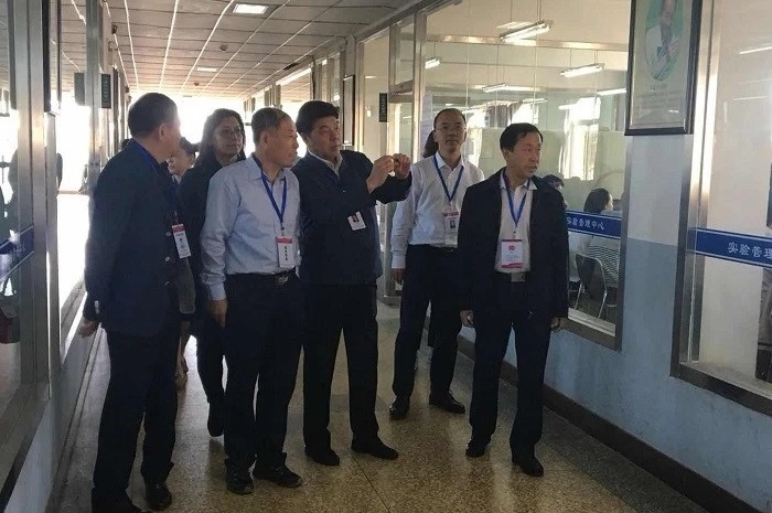 省司法廳黨組成員、副廳長椰永濤（右三）率隊督察錦州考區考試工作