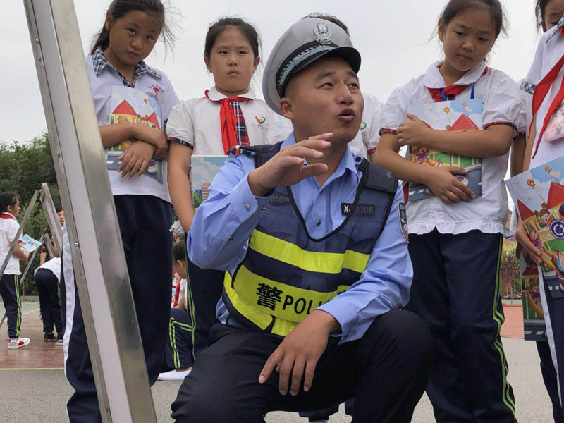 燈塔市公安局交警大隊民警為小學上普及交通安全知識
