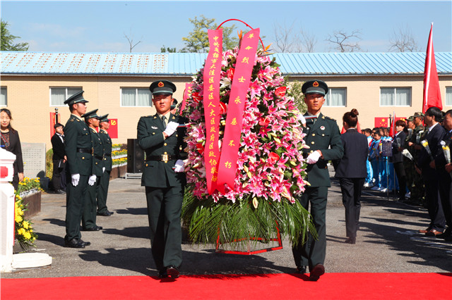 武警禮兵向烈士紀念碑敬獻花籃